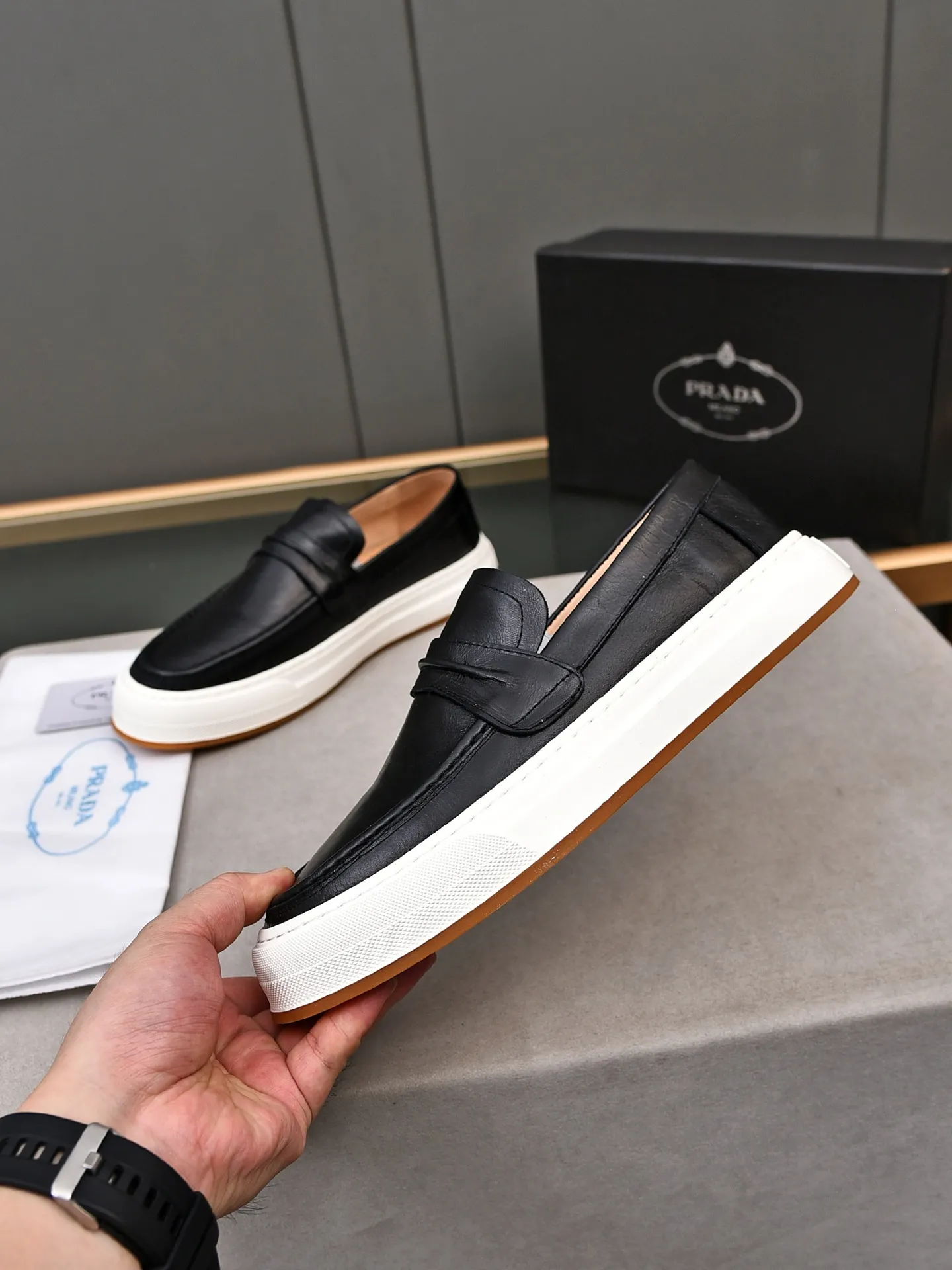 👟👟👟Men's Men's Shoes💰P440 [Top Cowhide]🆕🔥New Updates🔥👟PRADA (Prada) new products are released, imported soft cowhide, fashionable to allow air to penetrate the entire shoe, Niu B's shoes [strong] bring an extremely comfortable and breathable feeling! Beautiful inside and out! Exquisite workmanship, top-grade cowhide material, 😌Size: 38~44, single color choice.